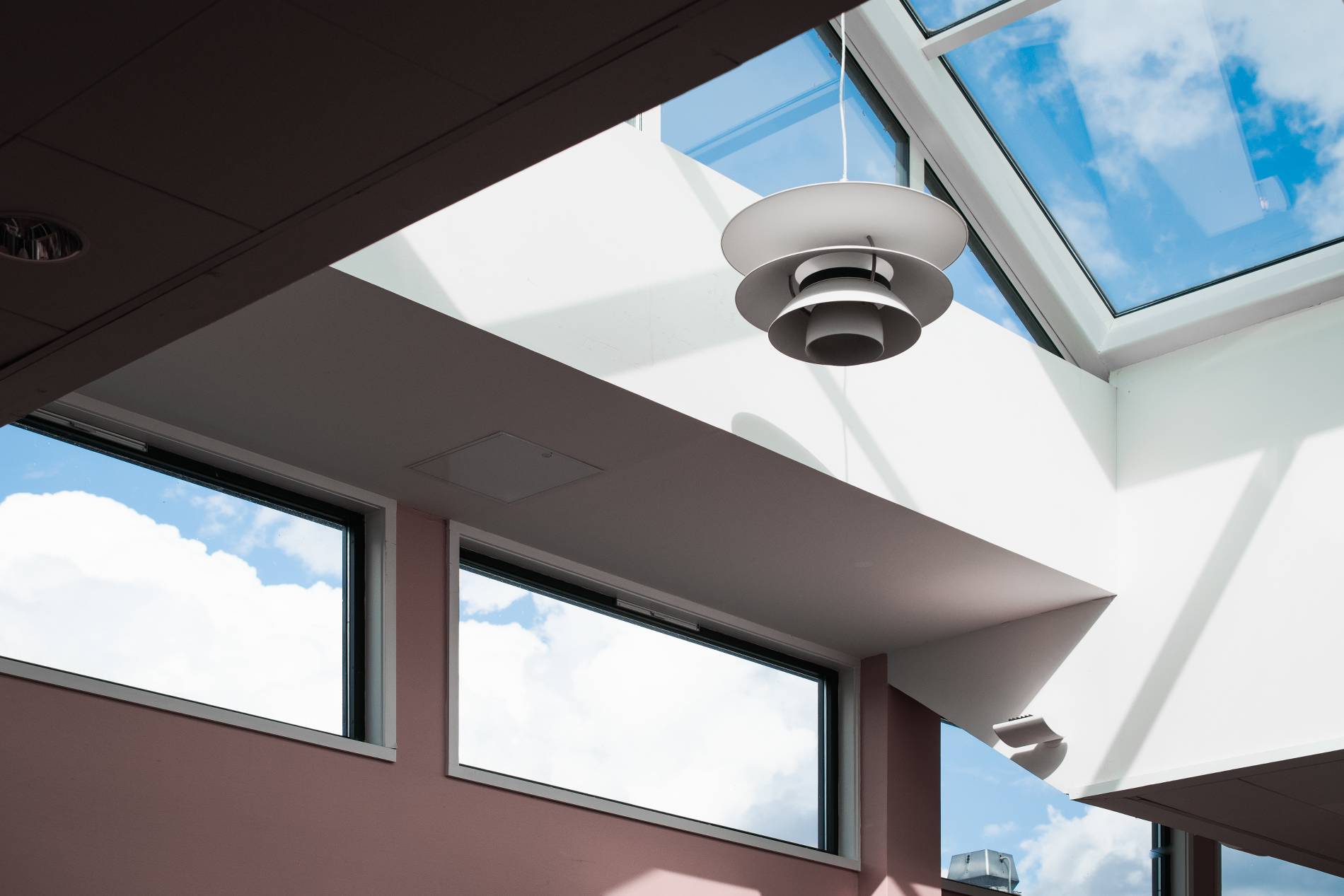 Fenêtre de toit avec équipement de ventilation intérieure